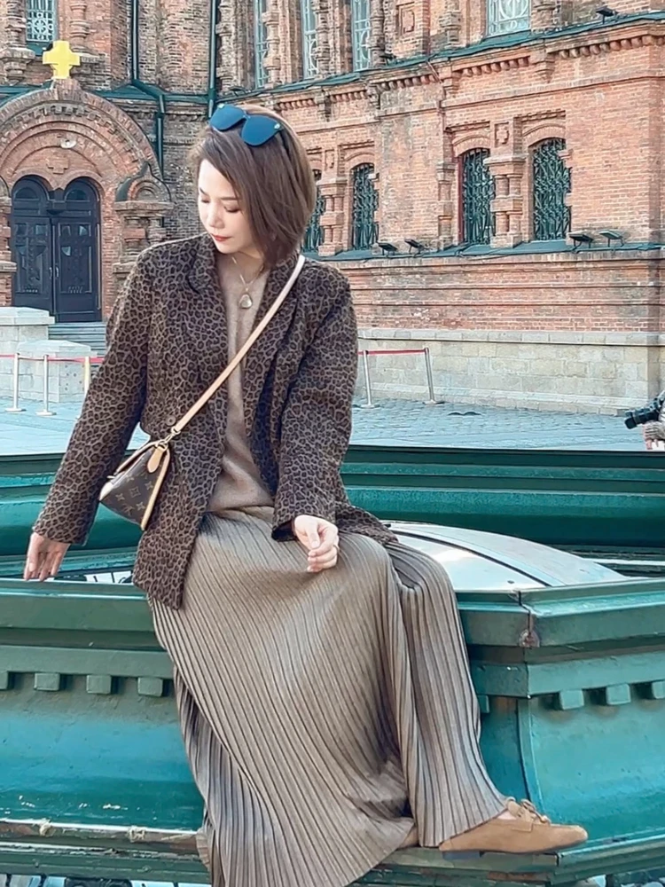 

Женский повседневный костюм с леопардовым принтом: удлиненный пиджак на двойных пуговицах и брюки свободного кроя для делового и повседневного стиля