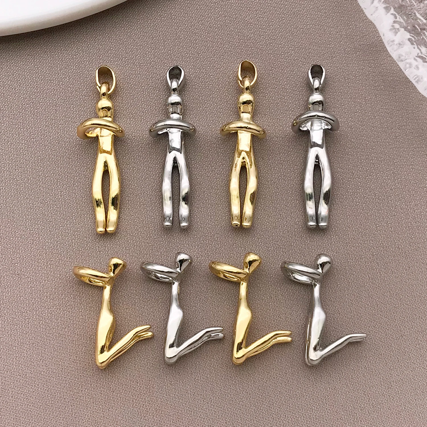 2pcs Brass Charms Pendants 18K Gold Plated  Fashion Hug Pendant Necklace Jewelry Chain For Lover Together Forever Jewelry Gift