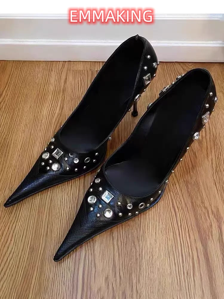 Zapatos de tacón de aguja con remaches y punta estrecha para mujer, calzado Punk de charol negro con boca poco profunda, con diamantes de imitación, para ir al trabajo en la calle