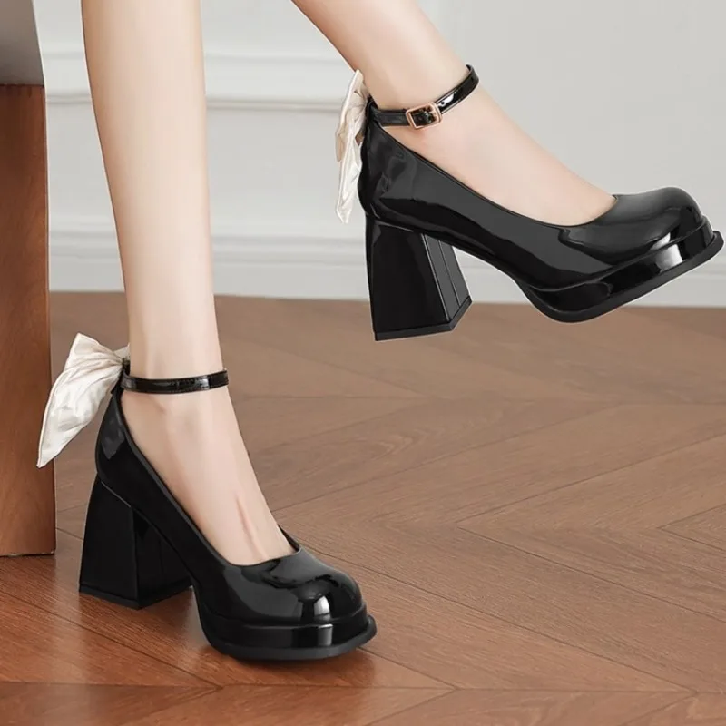 

Совершенно новые женские повседневные двухцветные кожаные туфли на высоком каблуке, брендовые дизайнерские летние женские туфли высокого качества с юбкой, одинарные туфли 35--40