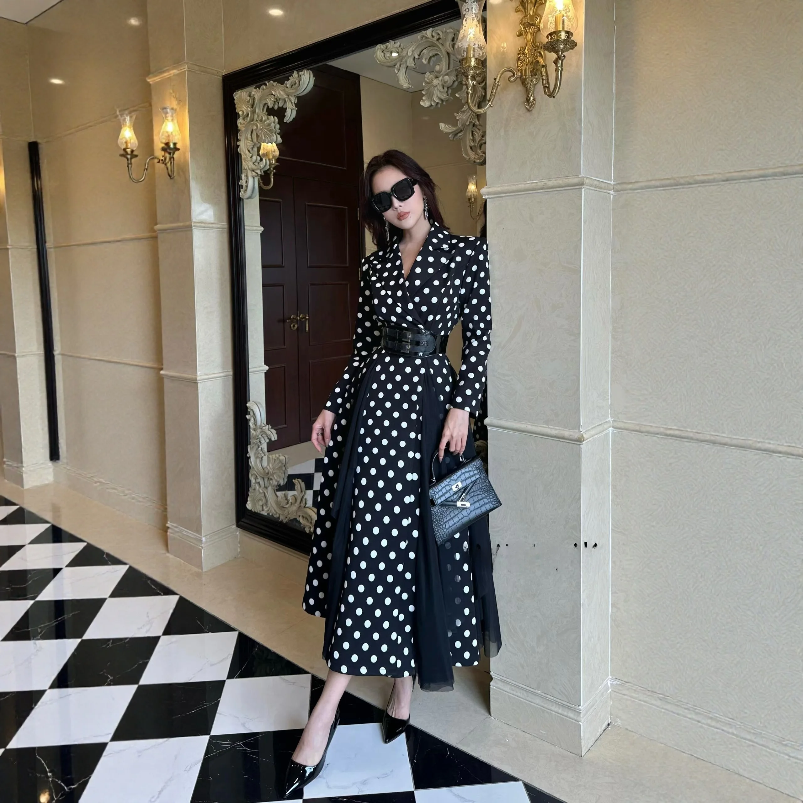 

Женское приталенное платье-футляр из полиэстера с V-образным вырезом и панельным дизайном, весна 2026, модный дизайн