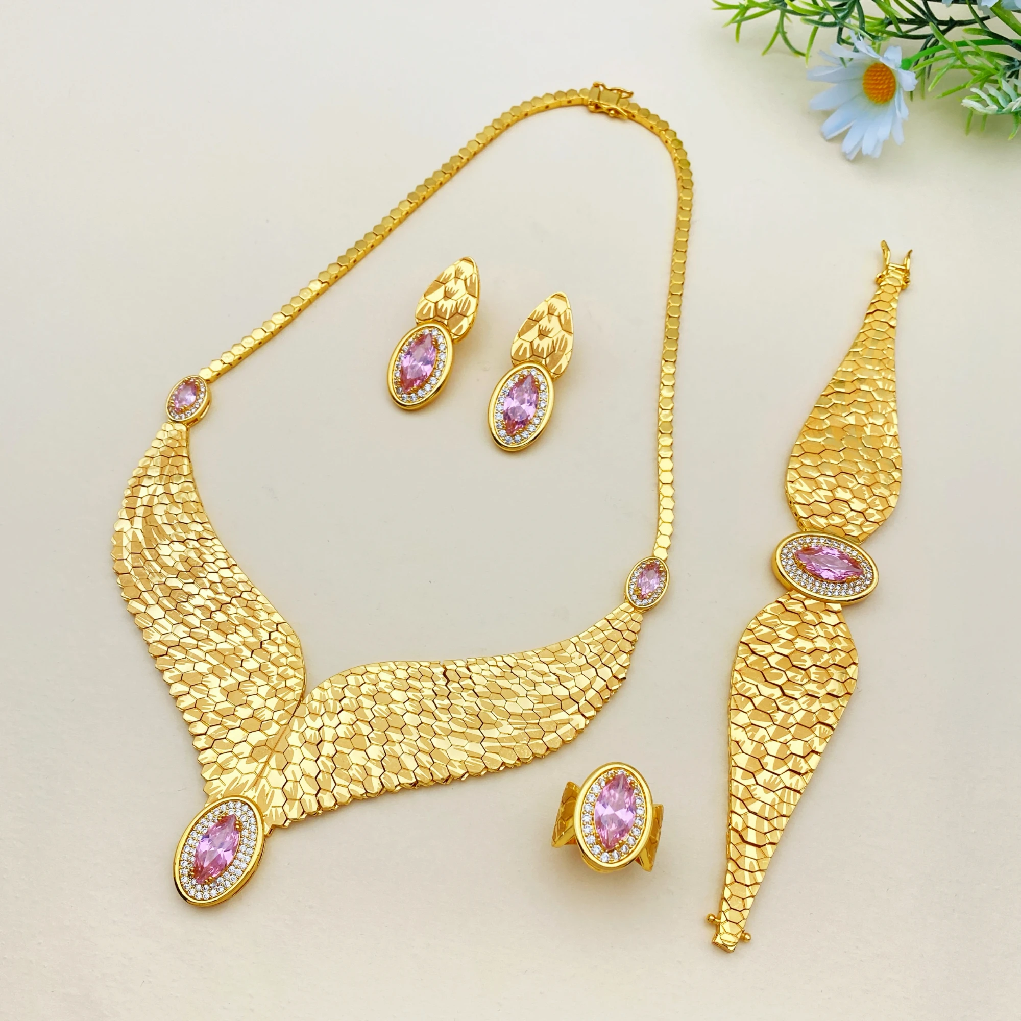 

Роскошный комплект ювелирных изделий из 4 предметов с розовым камнем Flora — элегантные минималистичные серьги-браслеты со сверкающим цирконом