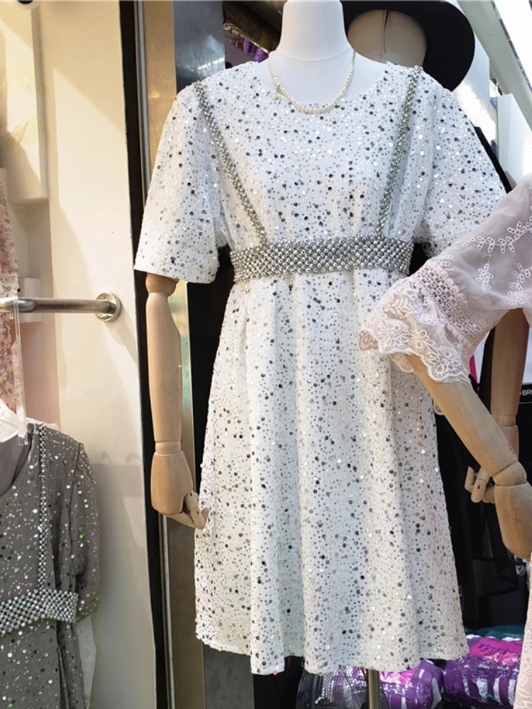 ชุดเดรสทรงเอไลน์แขนพองแต่งเลื่อมสไตล์ยุโรปเก๋ไก๋ไม่ซ้ำใคร เอวสูงทรงหลวม คอกลม ใส่สบายสำหรับผู้หญิง ฤดูร้อน รุ่นใหม่