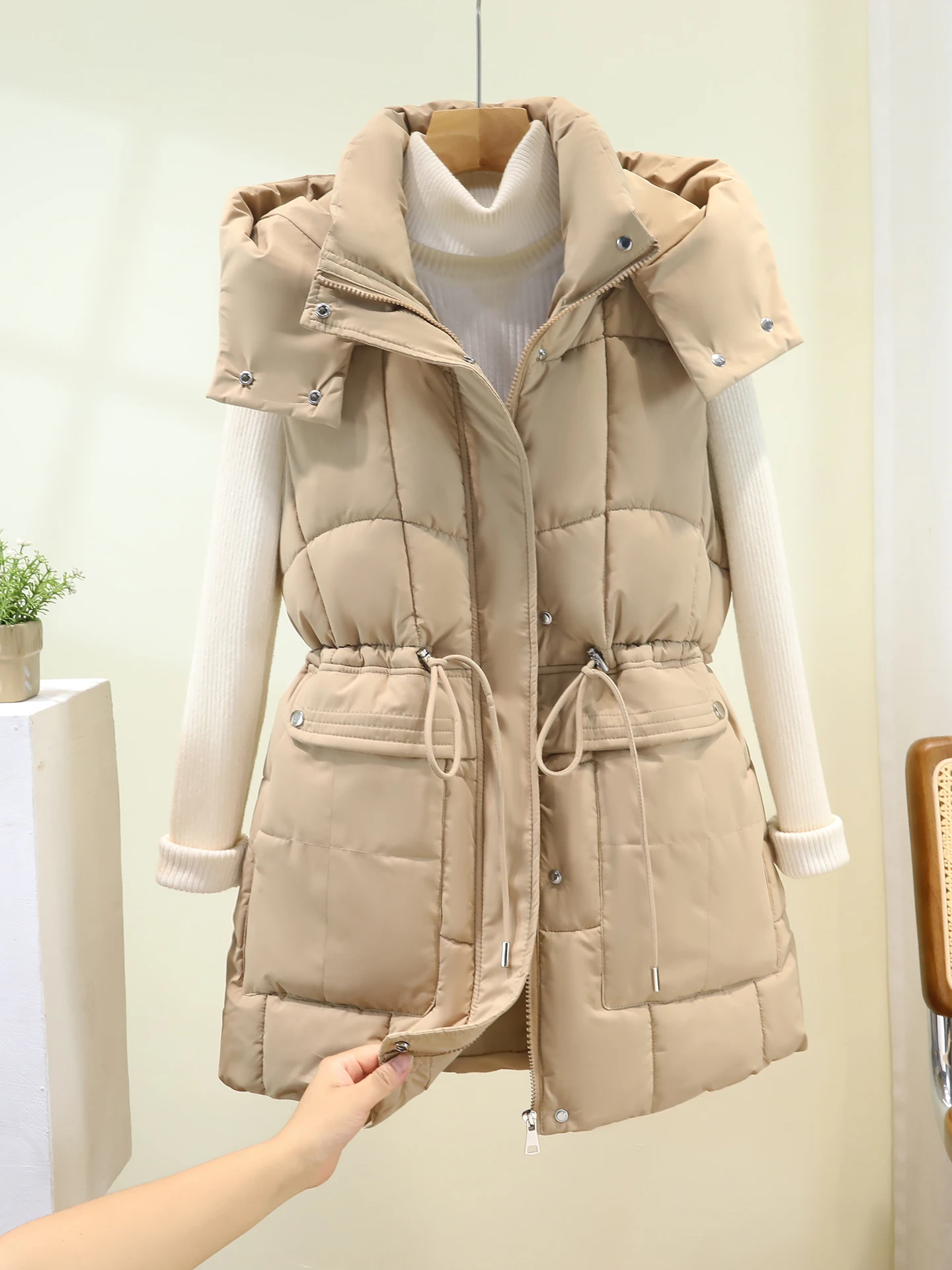 سترة نسائية من القطن لخريف وشتاء جديد 2025 ملابس خارجية أوروبية بقلنسوة متوسطة الطول وخصر مقصوص وسادة كتف