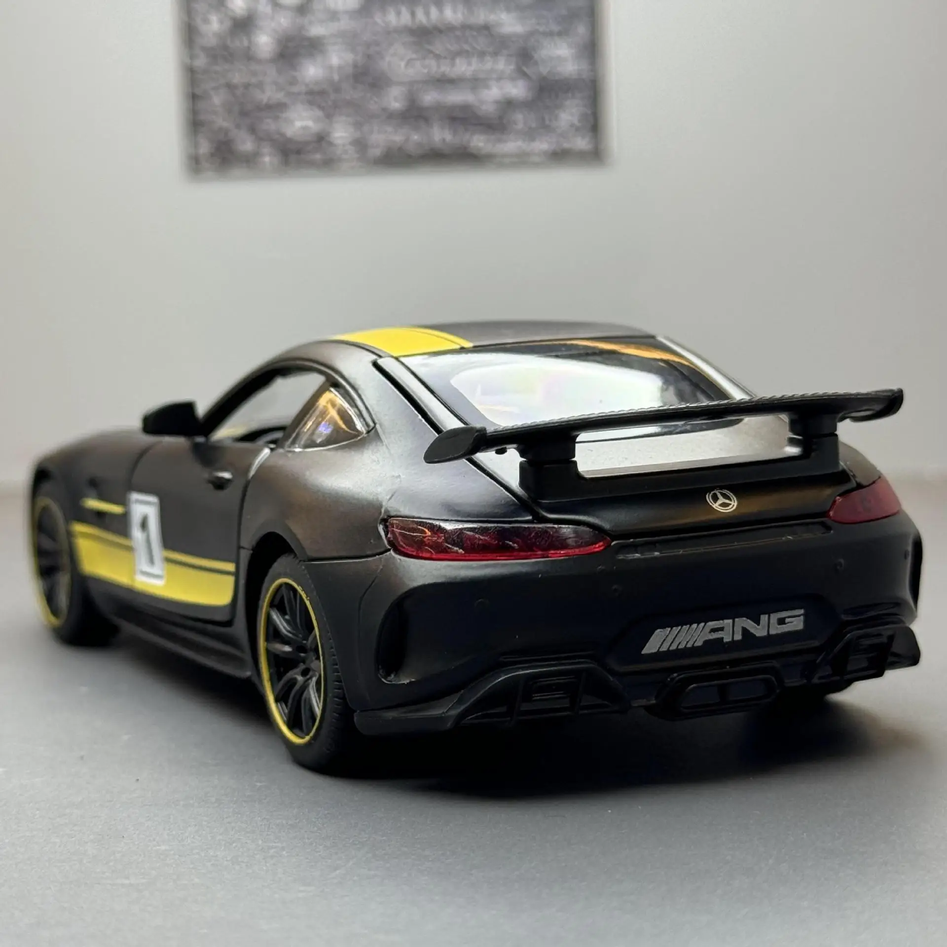 1:32 GT Sports Car Sound and Light Pull Back Children's Toy Model Ornament Diecast Alloy Car Model Collectible