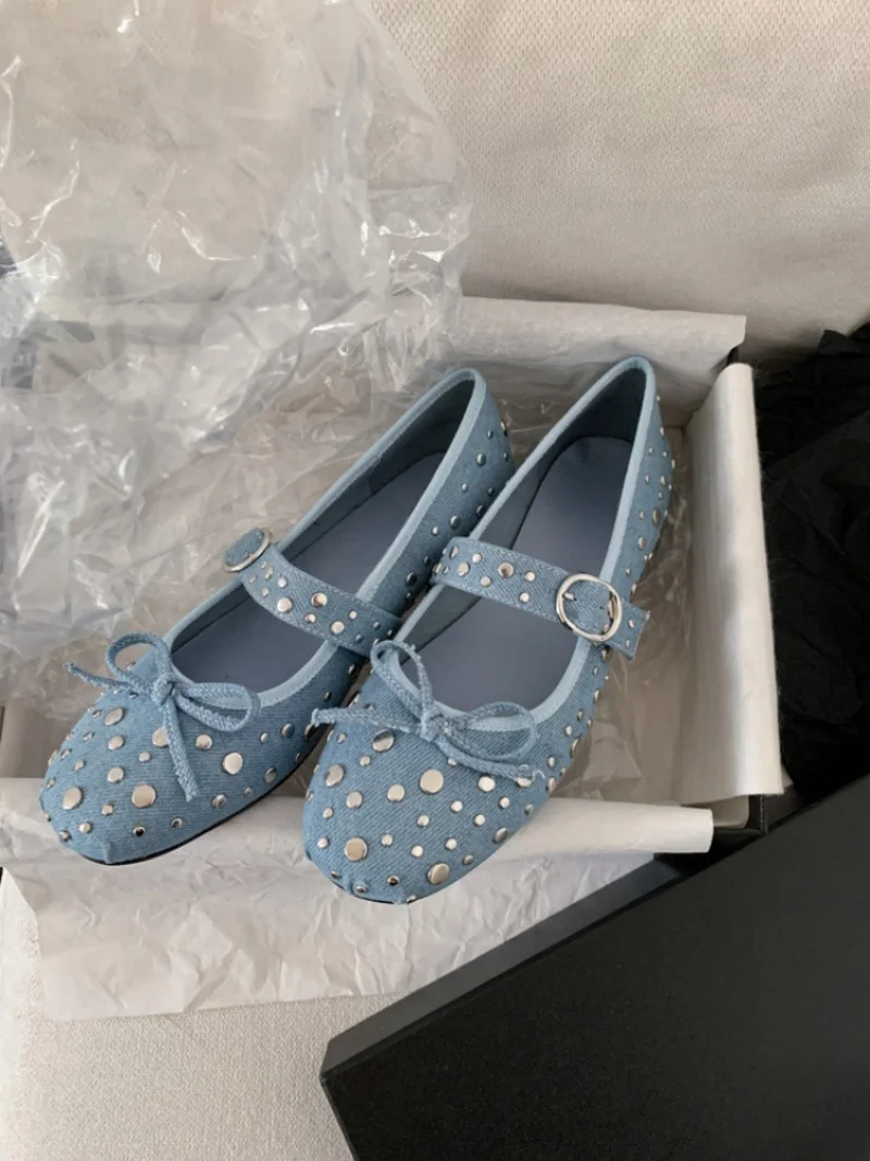

Весна 2024, новые женские кожаные туфли Мэри Джейн, женские туфли на среднем каблуке с круглым носком и заклепками с бантом, декоративная пряжка, женские туфли на мелком каблуке