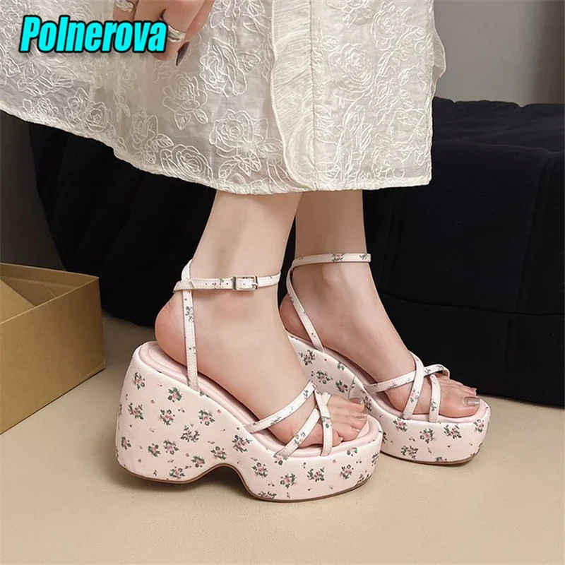 

Милые женские сандалии на толстой подошве с открытым носком, новые летние элегантные туфли на платформе с перекрестными ремешками и цветочным принтом на танкетке, элегантная обувь для вечеринок