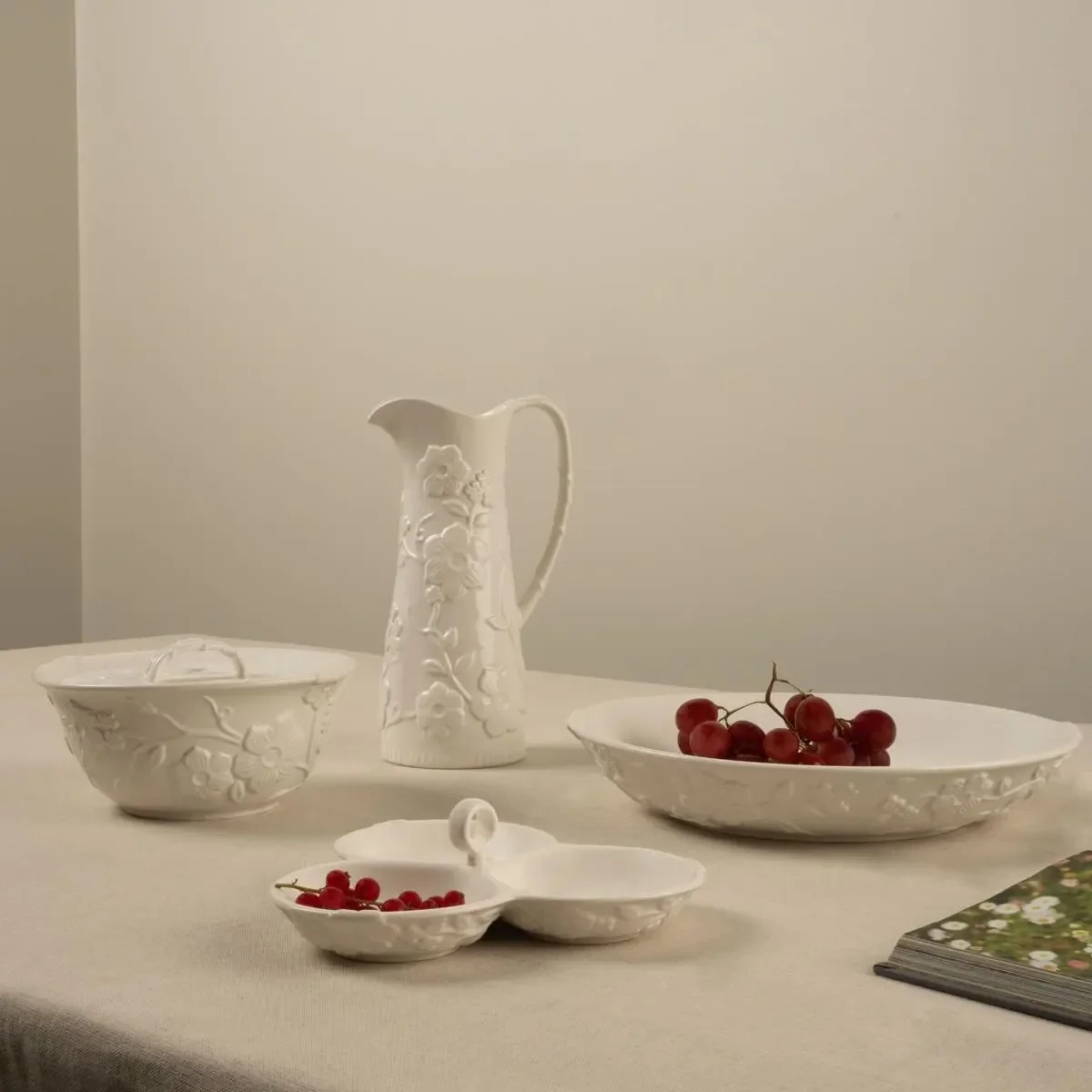 Soup bowl with lid, white