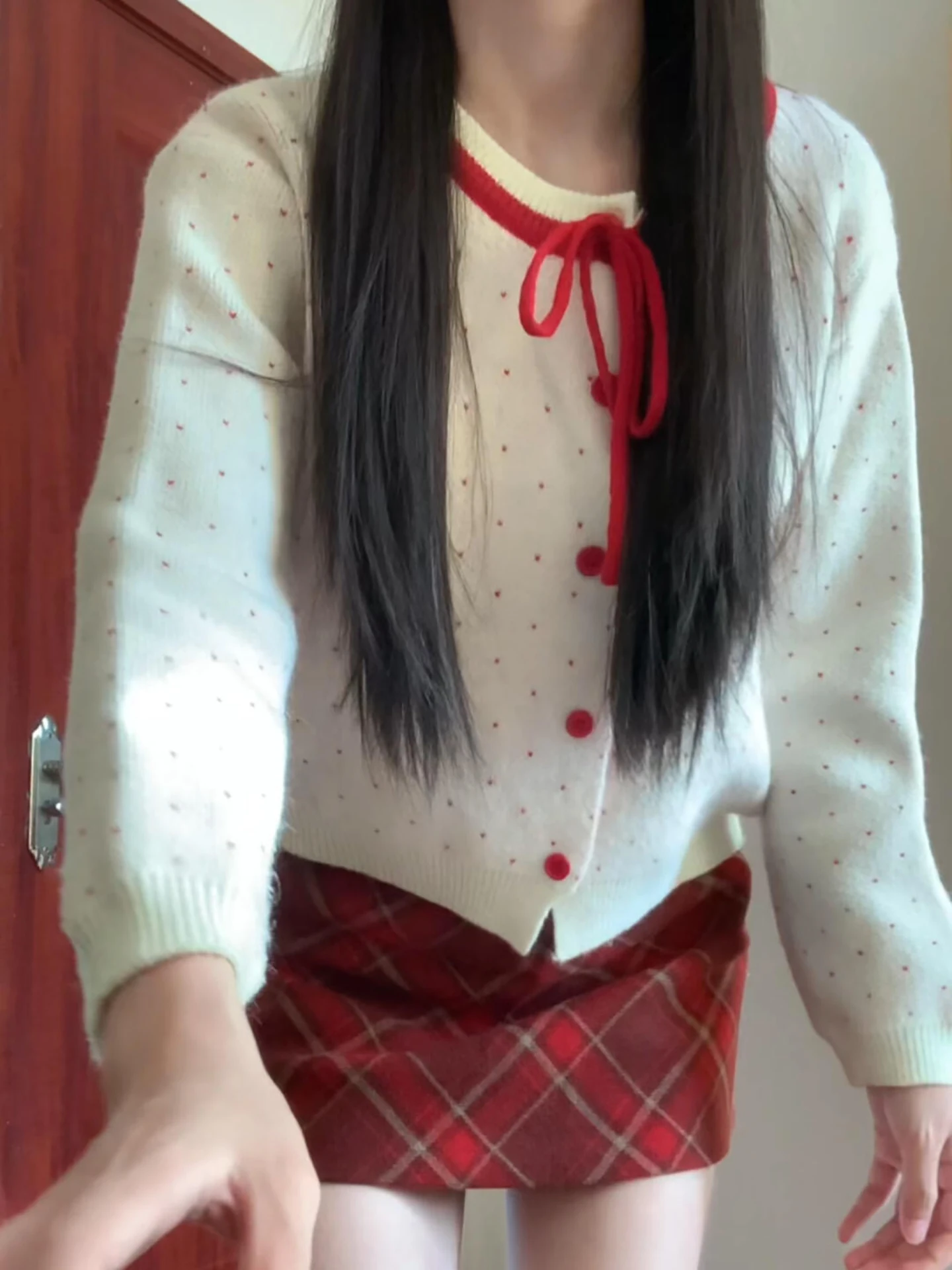 

Новогодний комплект с клетчатой юбкой. Женская внутренняя одежда. Зимняя мода Sweetn. Высококачественная юбка. Комплект из двух предметов.