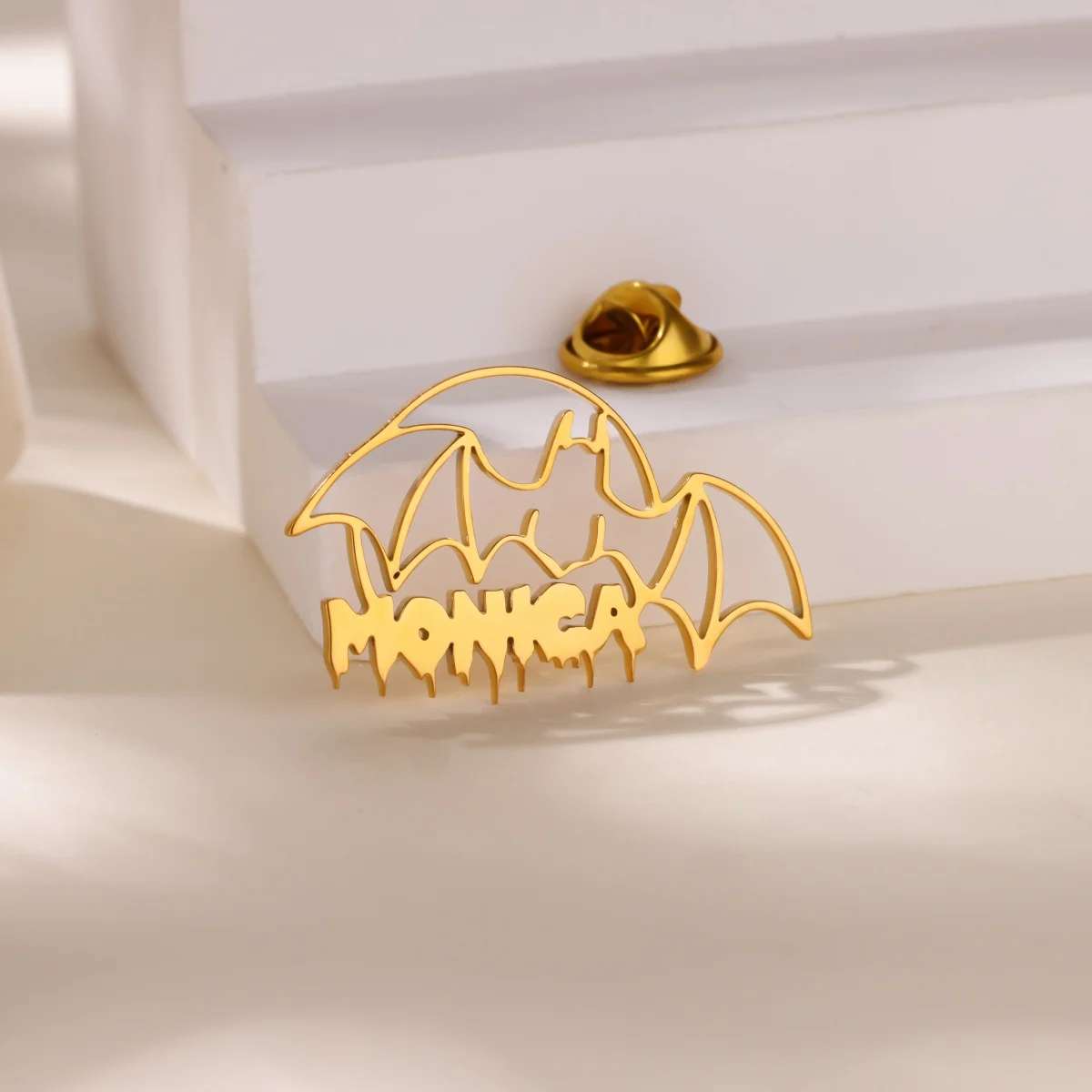 

Stainless Steel Bat Custom Name Brooches For Men Punk Gold Color Personalized Letter Pins Halloween Jewelry Gift for Friends