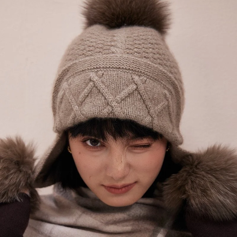 

Теплая вязаная шапка из чистого кашемира с защитой для ушей, выполненная в технике кедровой вязки.