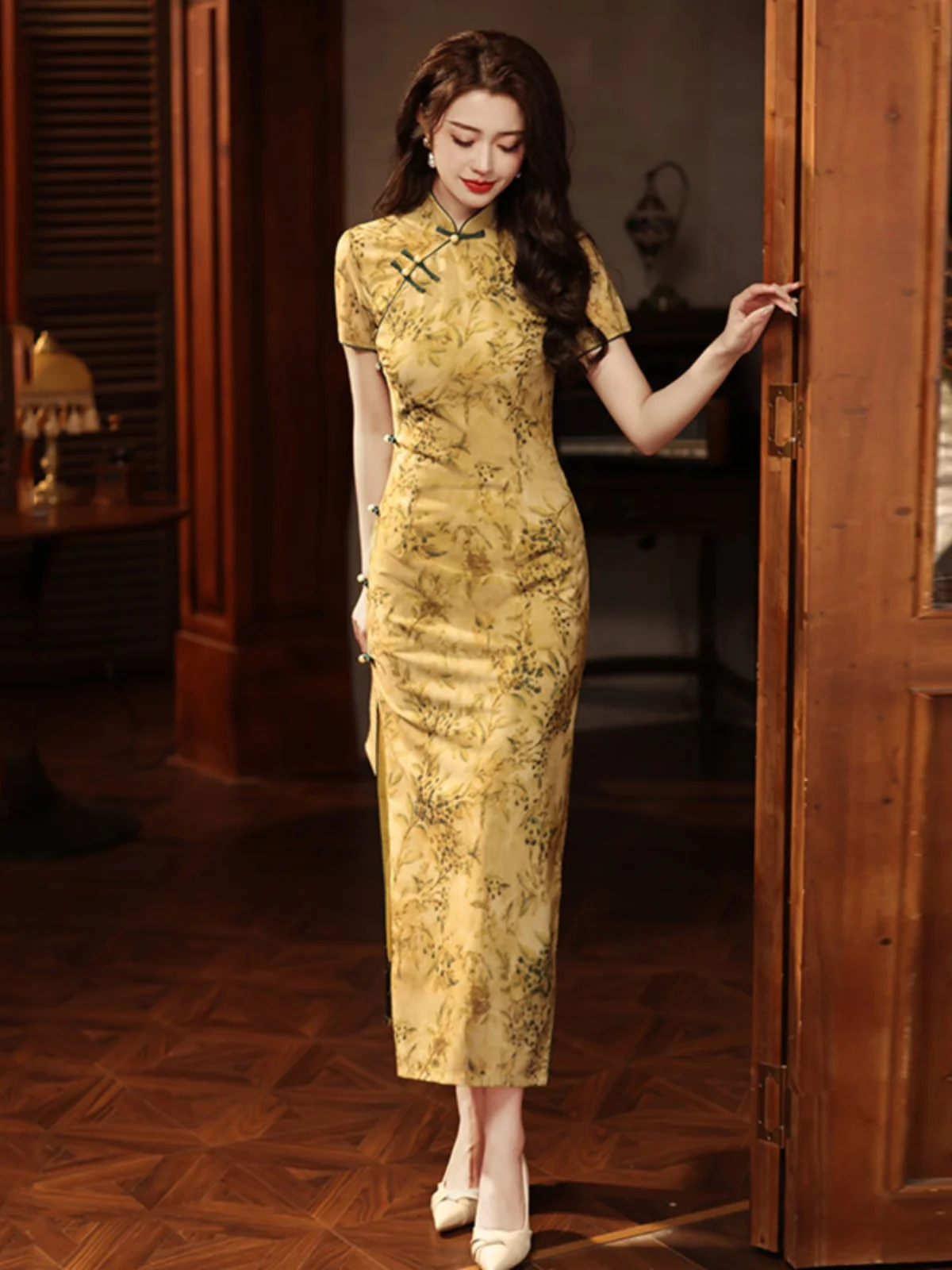 

Золотистое улучшенное длинное ципао в винтажном стиле для повседневной носки, из полиэфирного волокна, с цветочным узором, короткий рукав