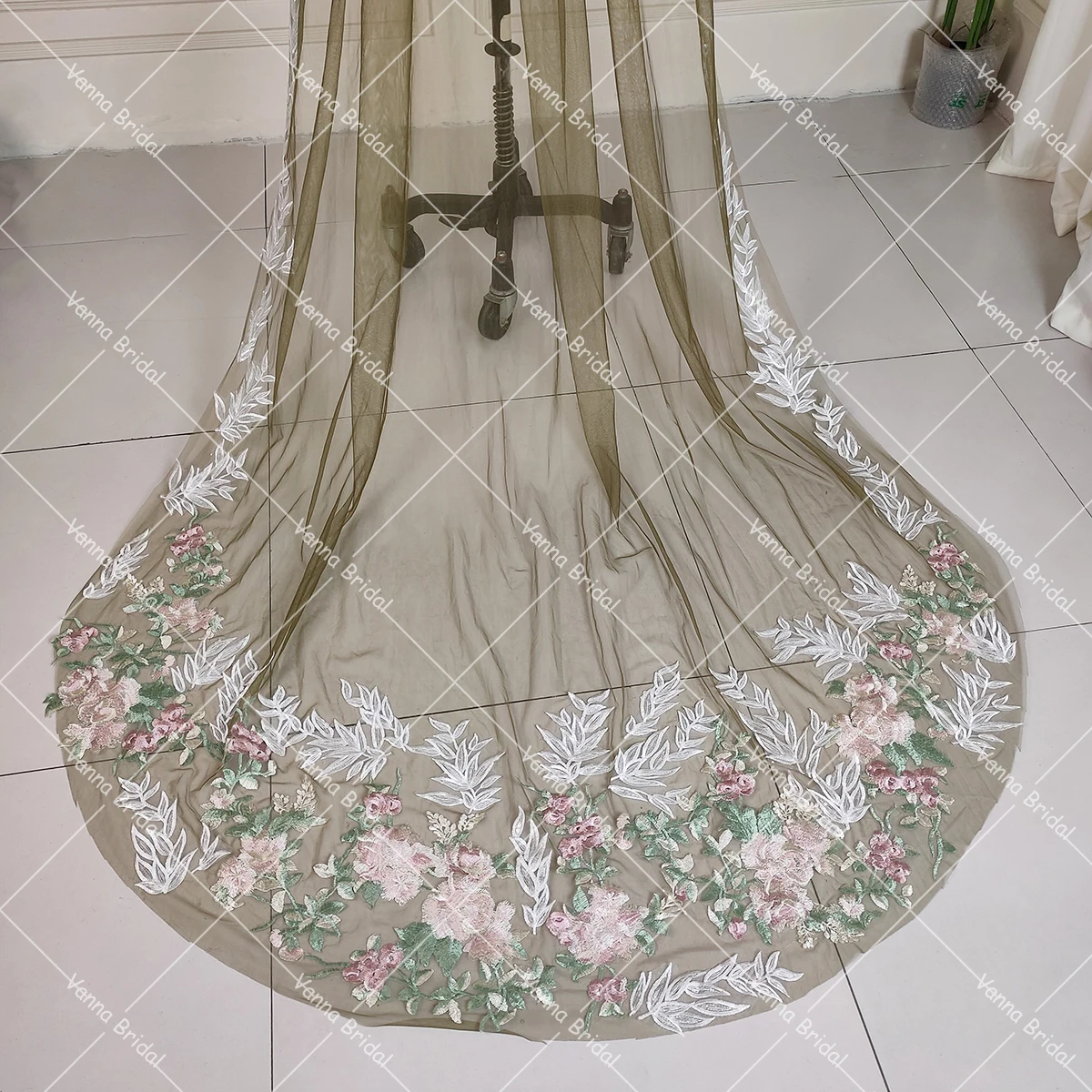 Customized Green Veils Chapel Length Embroidered Lace 2.5 Yards Real Photos Colorful Flowers Bridal Accessory with Comb