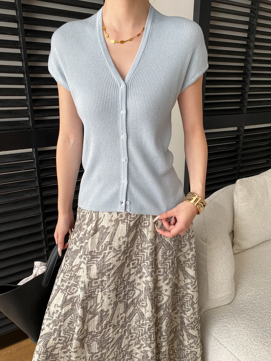 Sommerlicher Damen-Cardigan in unifarbenem, französischem Stil, V-Ausschnitt, figurbetonend, mit Taschen an den Schultern und gestrickten Ärmeln. – Detail 36