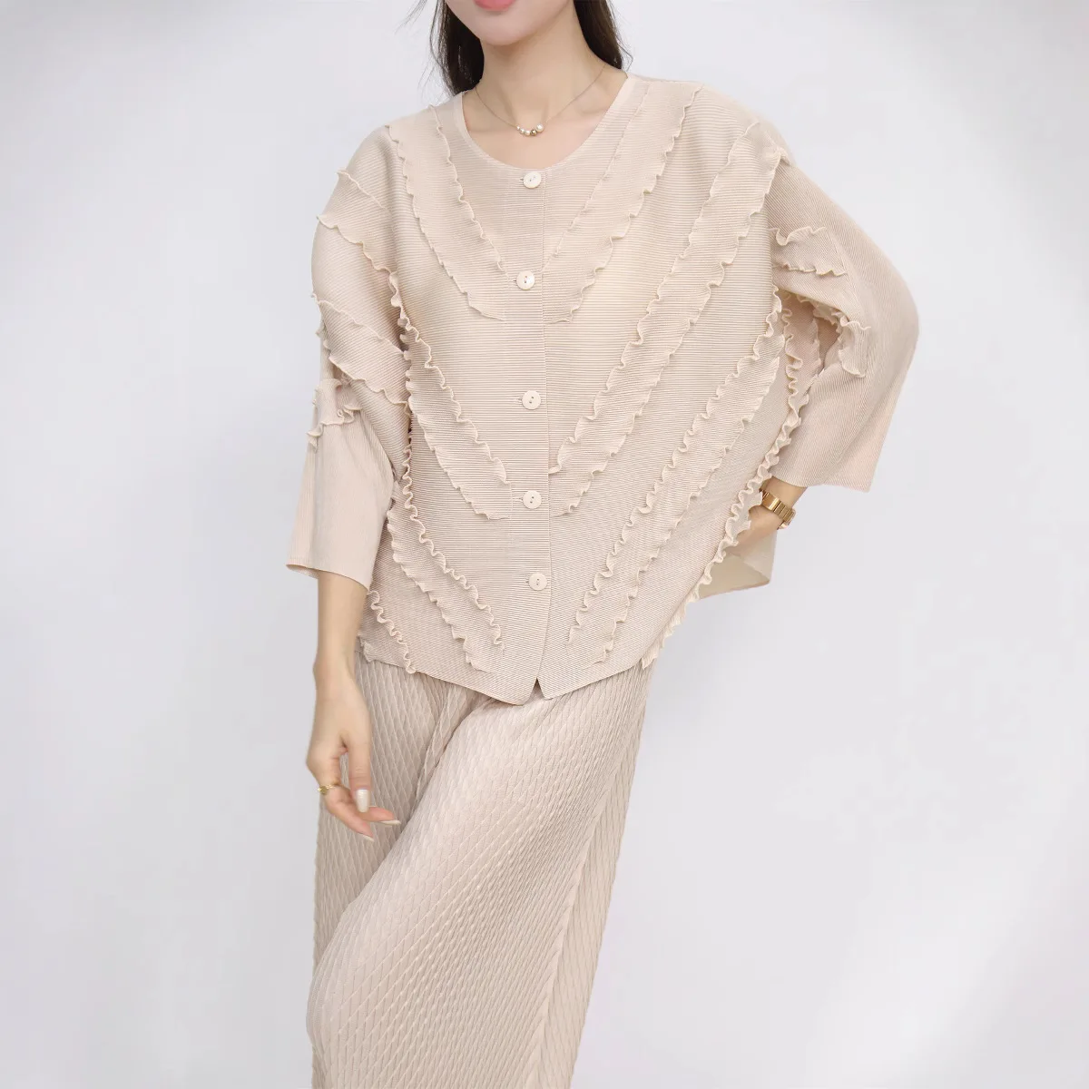 2025 Miyake printemps plié haut nouvelle mode banlieue confortable polyvalent simple boutonnage couleur unie Plisse petit haut Cardigan