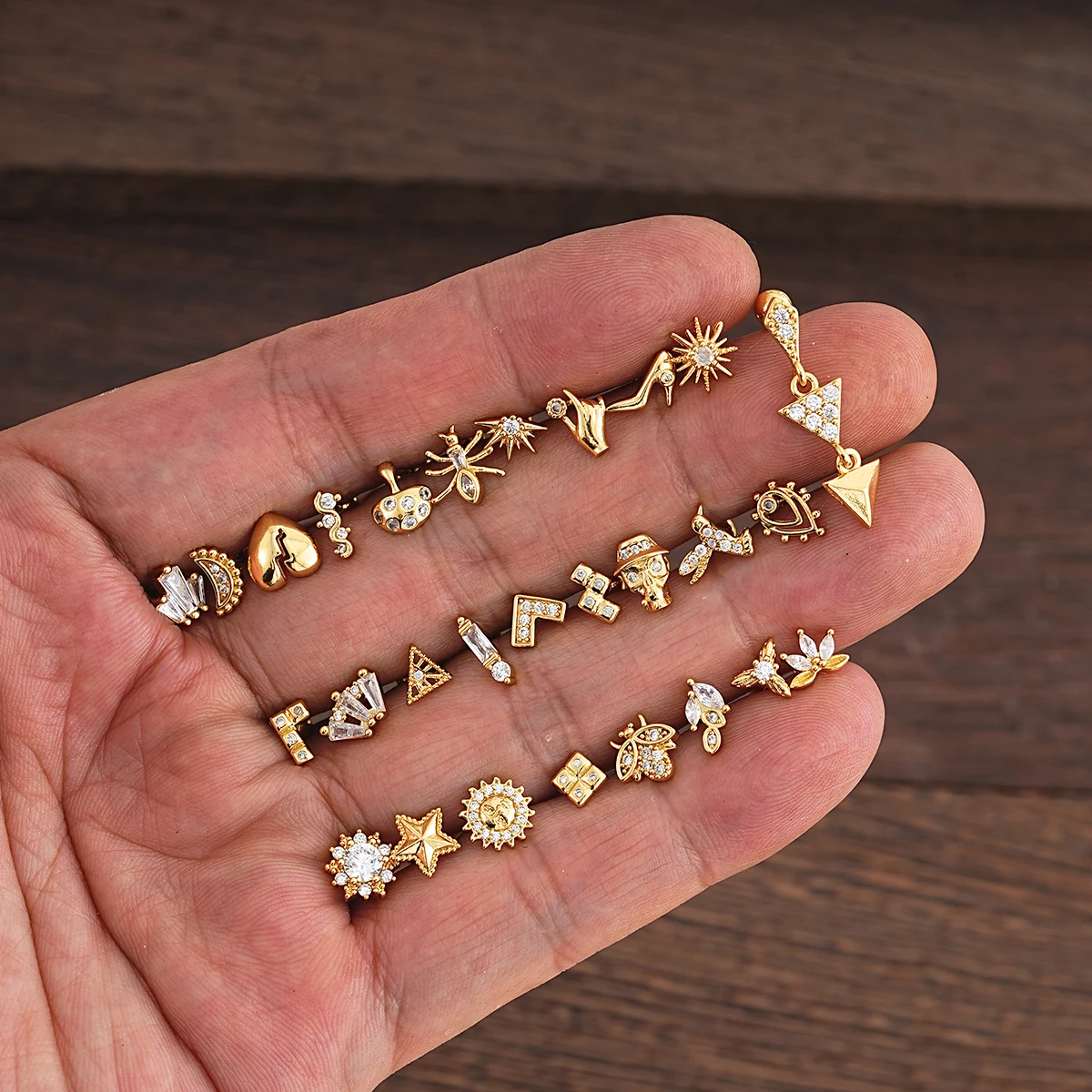 1 Stück Goldfarbener 16G Helix-Knorpel-Ohrstecker, Piercing mit Herz-, Blumen-, Totenkopf- und Stern-Design, Ohrring-Schmuck, rückseitig verschraubte Ohrpiercings – Detail 4