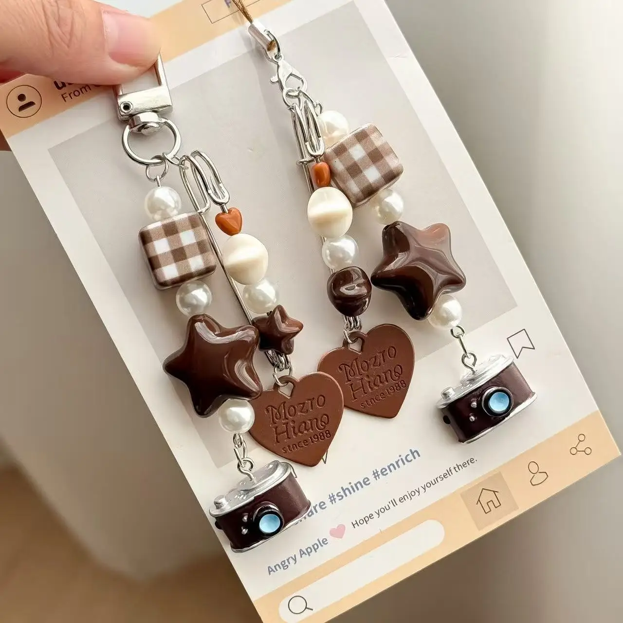 

Vintage Caramel Plaid Star Camera Keychain, Heart Pearl Beaded Charm, Kawaii Pendant for Bag & Phone