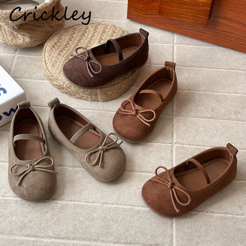 

Замшевые детские туфли на плоской подошве с бантом, однотонные балетки из искусственной кожи для маленьких девочек, нескользящая детская обувь принцессы с эластичной лентой