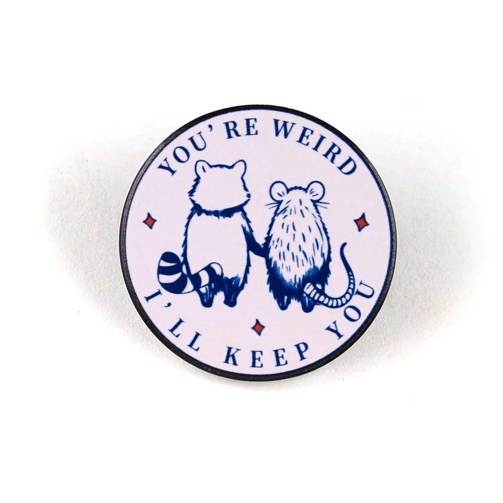 Du bist seltsam, ich behalte dich - Lustige Emaille-Pin mit Waschbär- und Rattenmotiv, sarkastische Tier-Redewendungen, Freundschafts- und Paargeschenk, Abzeichen, Valentinstag-Accessoire – Detail 1