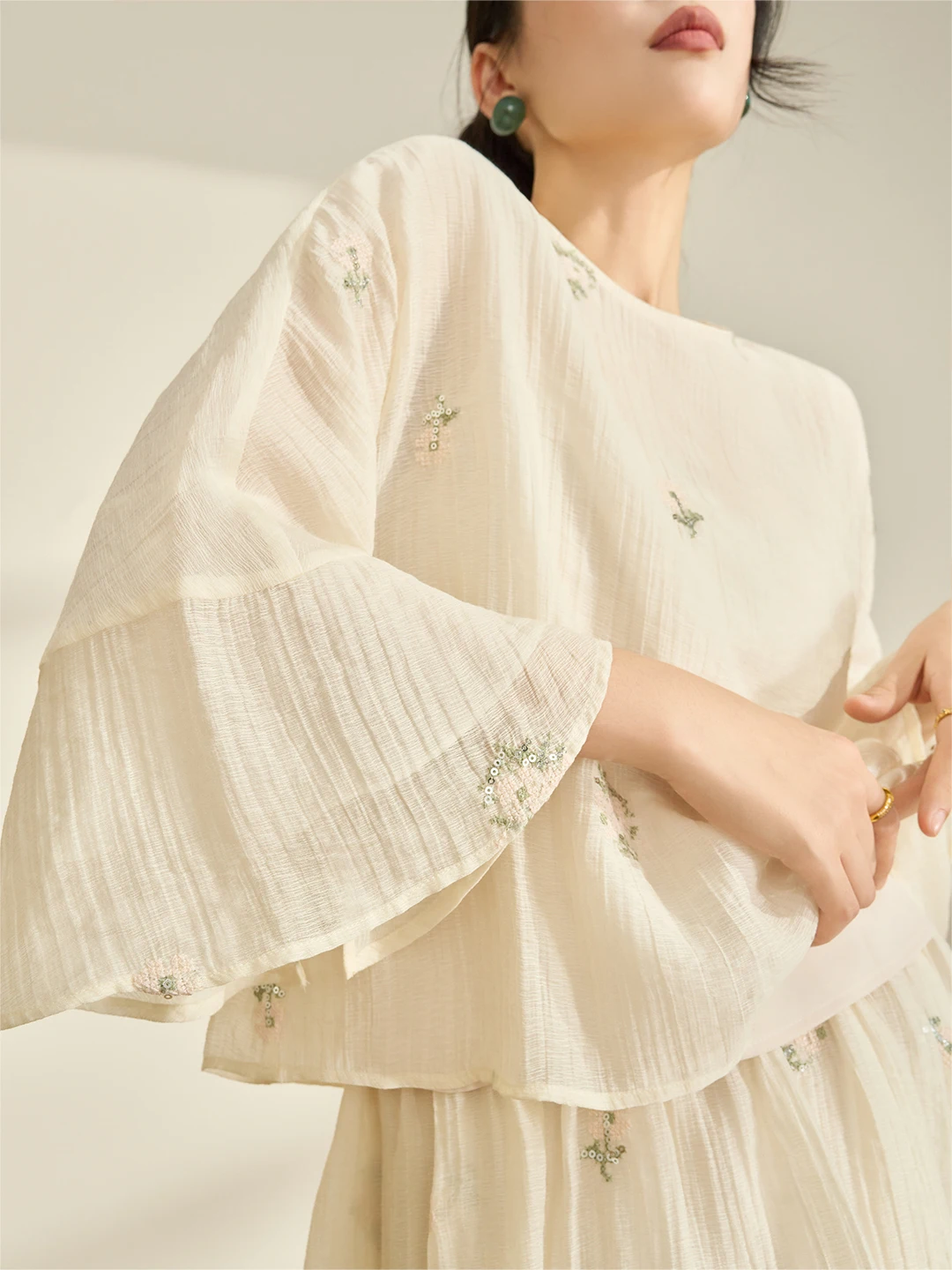 

Элегантный белый комплект из рубашки и юбки с вышивкой: весенний модный женский наряд, дышащая повседневная одежда, комфортный крой, цветочный узор