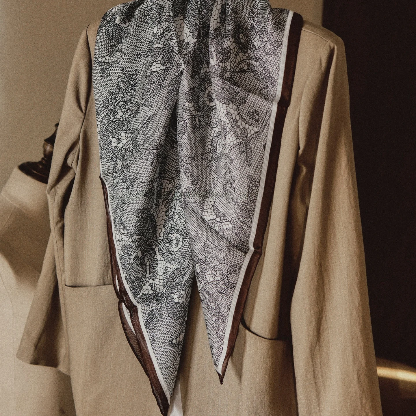 foulard-carre-en-soie-classique-westery-90-cm-pour-femme-ideal-pour-l'ete-et-les-pieces-climatisees-elegant-et-multifonctionnel