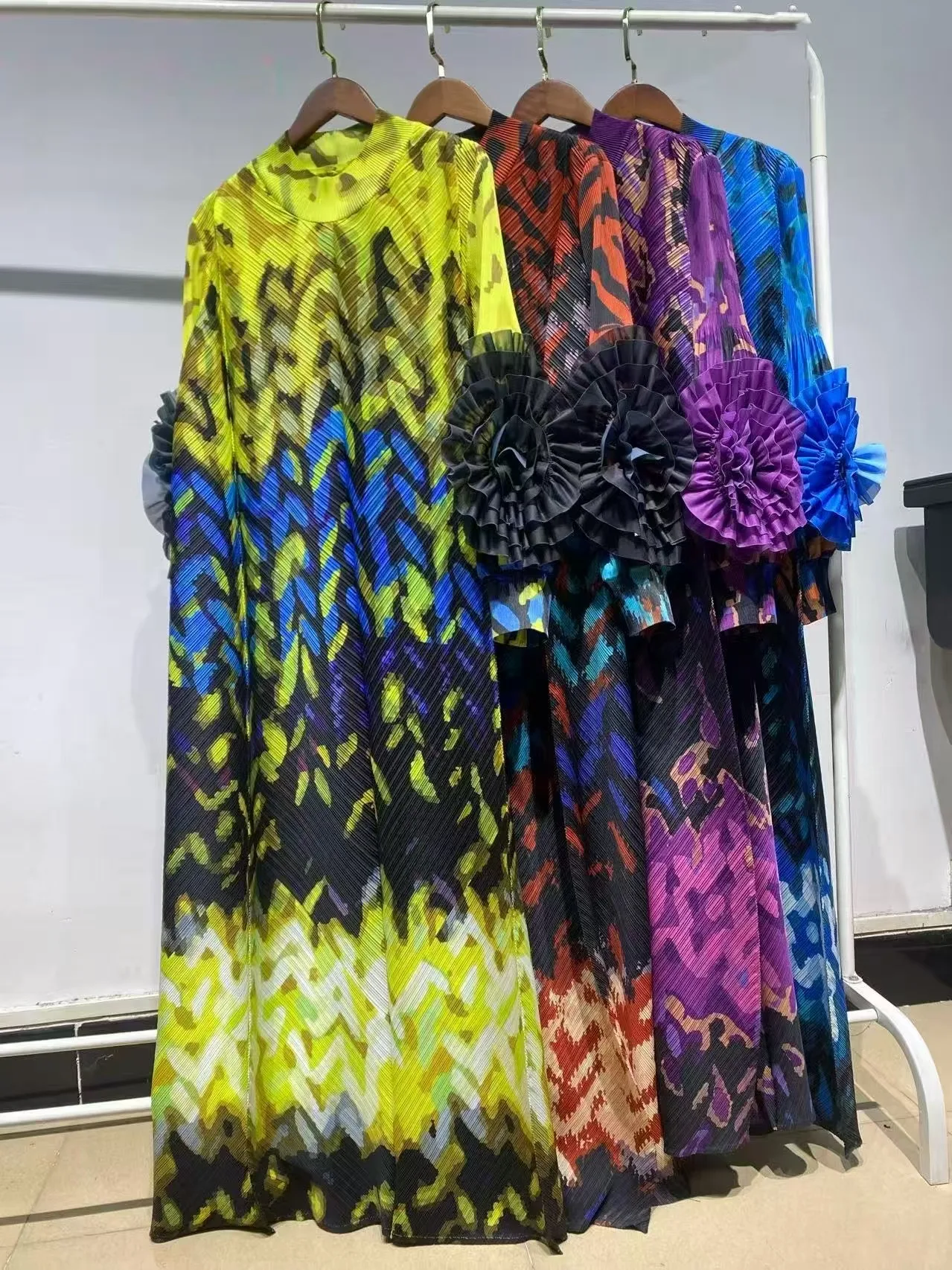 เดรสผู้หญิงสไตล์มิยาเกะทรงหลวม พิมพ์ลาย คอทรงกลม จับจีบ ดีไซน์ทันสมัย รุ่นใหม่ ปี 2025