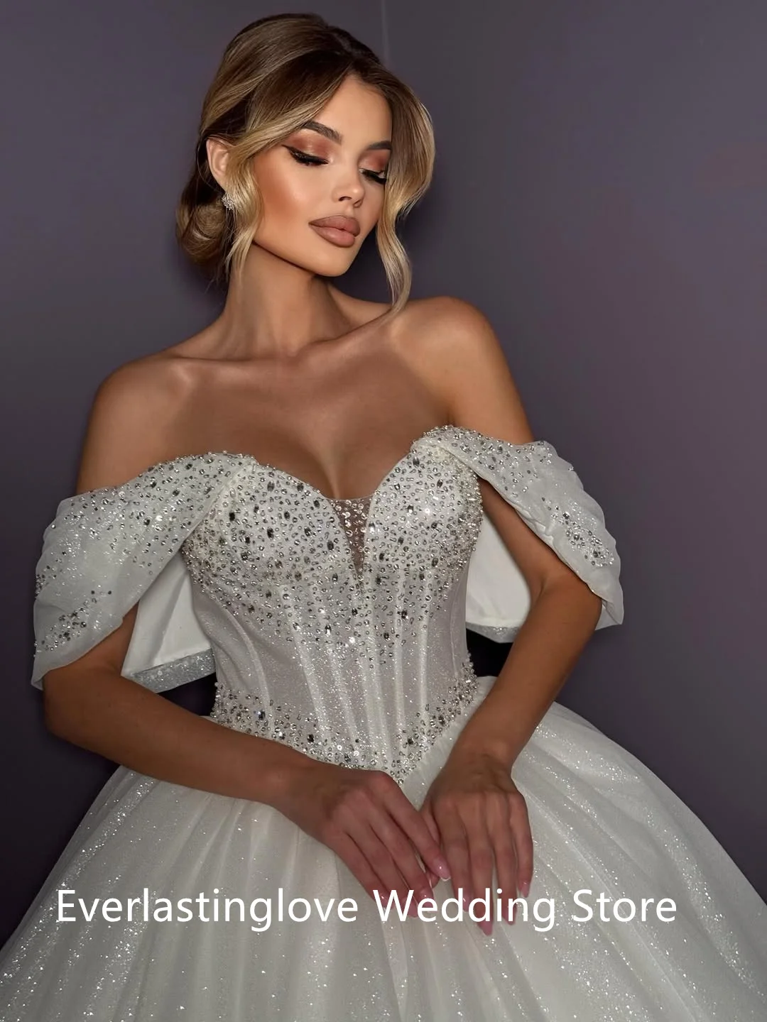 ชุดแต่งงานเจ้าสาวผ้าทูลล์คอวีปักเลื่อมประกายวิบวับสั่งทำพิเศษปี 2026 เวสติโด เดอ โนวาล