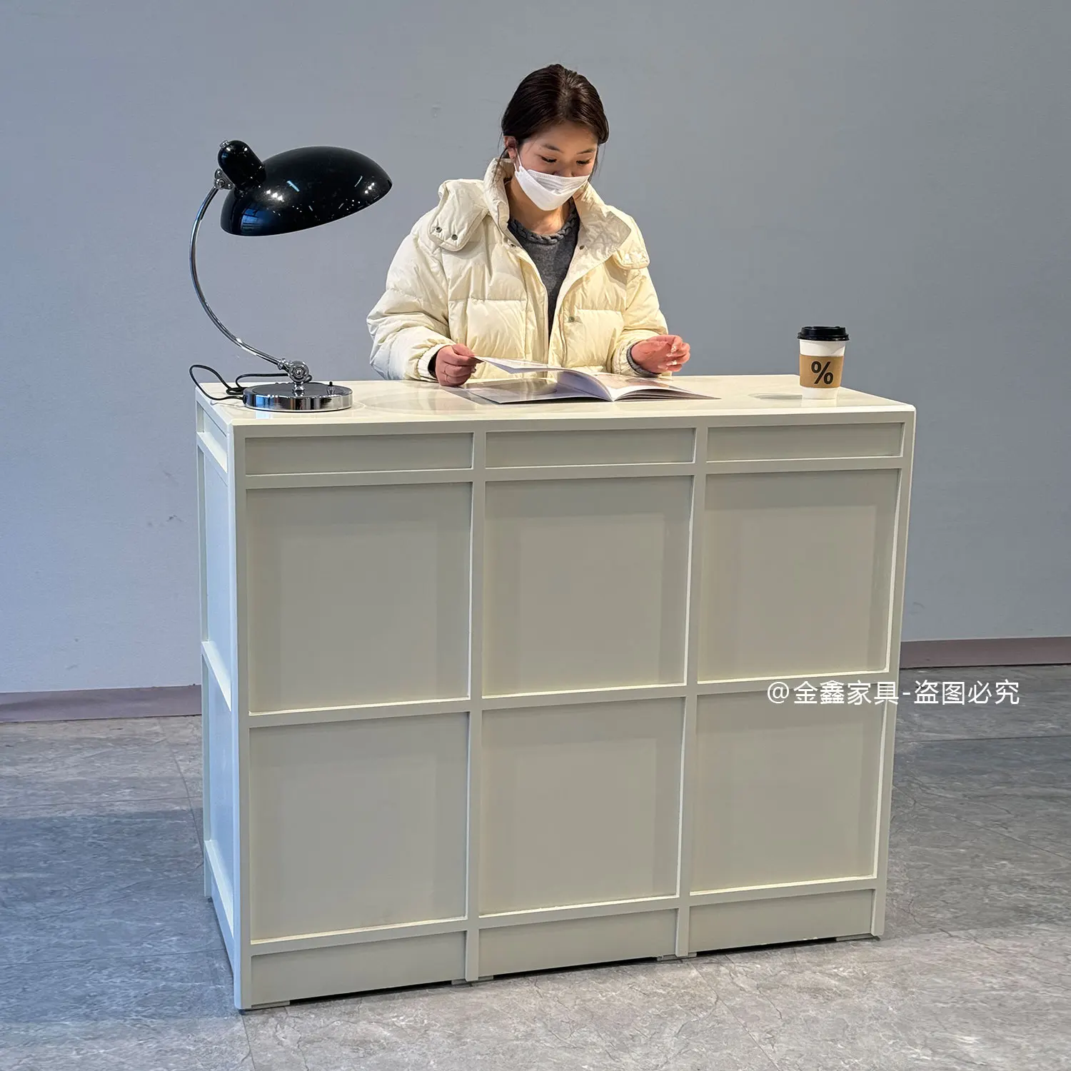 Milky white paint bar checkout page store small clothing store light luxury high sense front desk women's clothing store counter 3