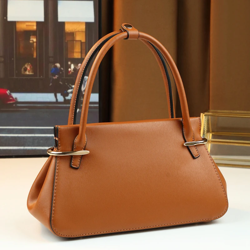 

Классические сумки для женщин Роскошные дизайнерские сумки и кошельки 2026 Новинка из искусственной кожи однотонного плетения из листового металла с верхней ручкой Маленькое запястье через плечо