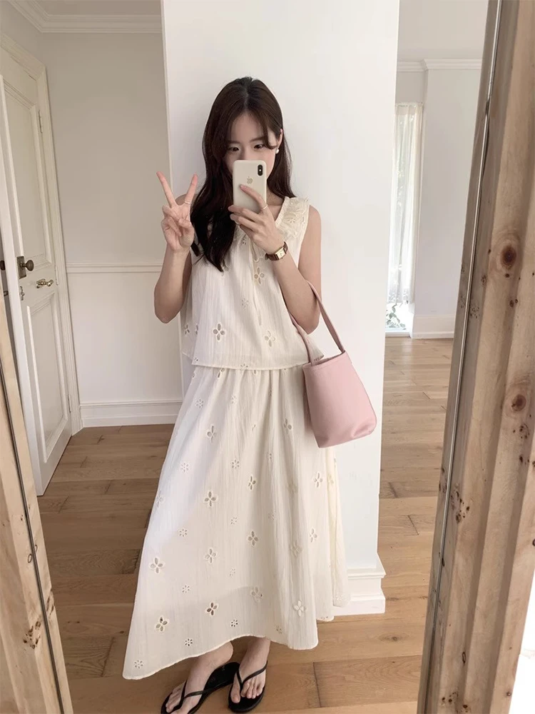 ชุดเซ็ตสองชิ้นกระโปรงเอวสูงผ้าคอตตอนผสมลายดอกไม้ฉลุลายสำหรับผู้หญิงฤดูร้อนใหม่จาก Liangliang Fre