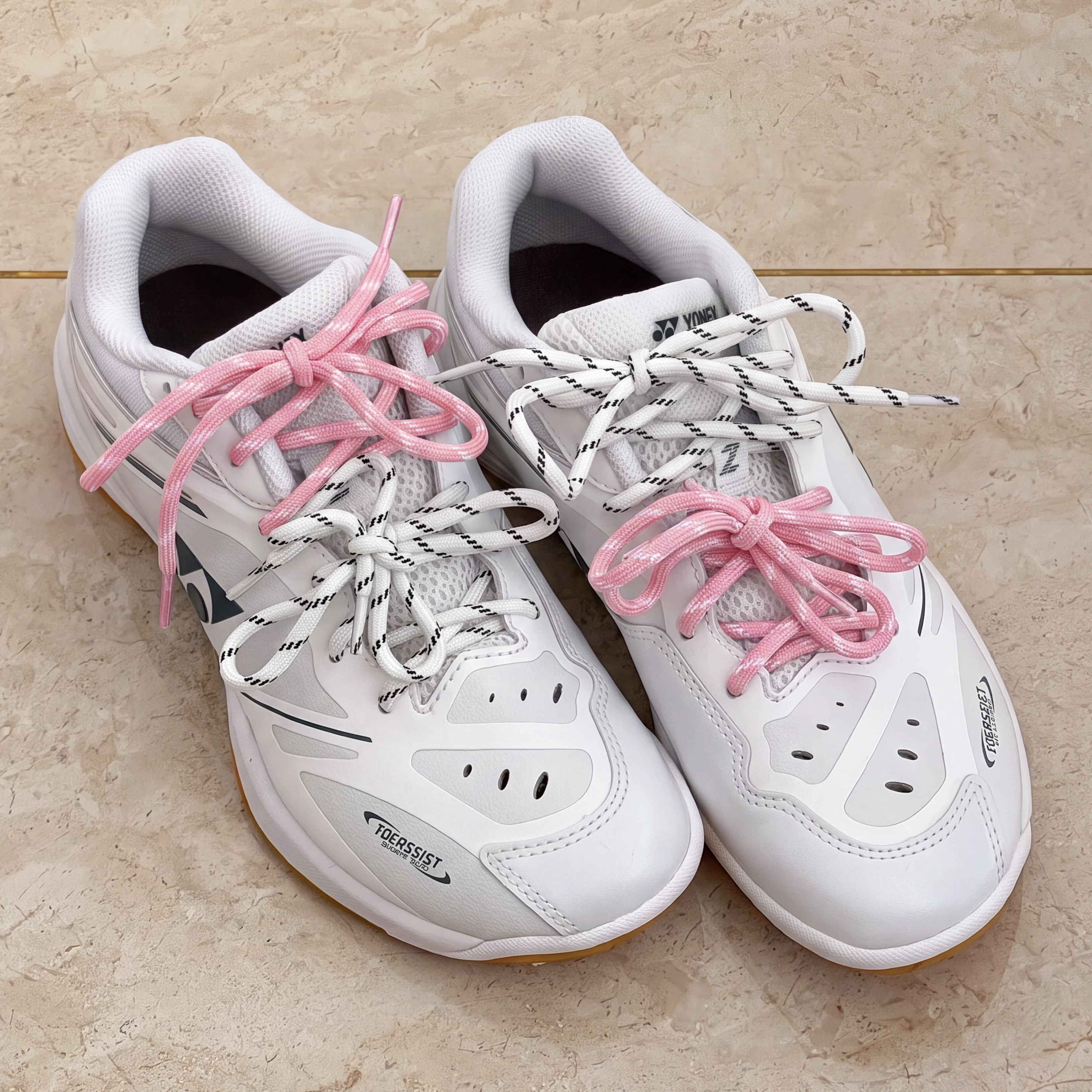 tenis-de-badminton-65z-iceberg-branco-com-poas-bicolor-e-cadarcos-coloridos-unissex-para-esportes-e-fitness