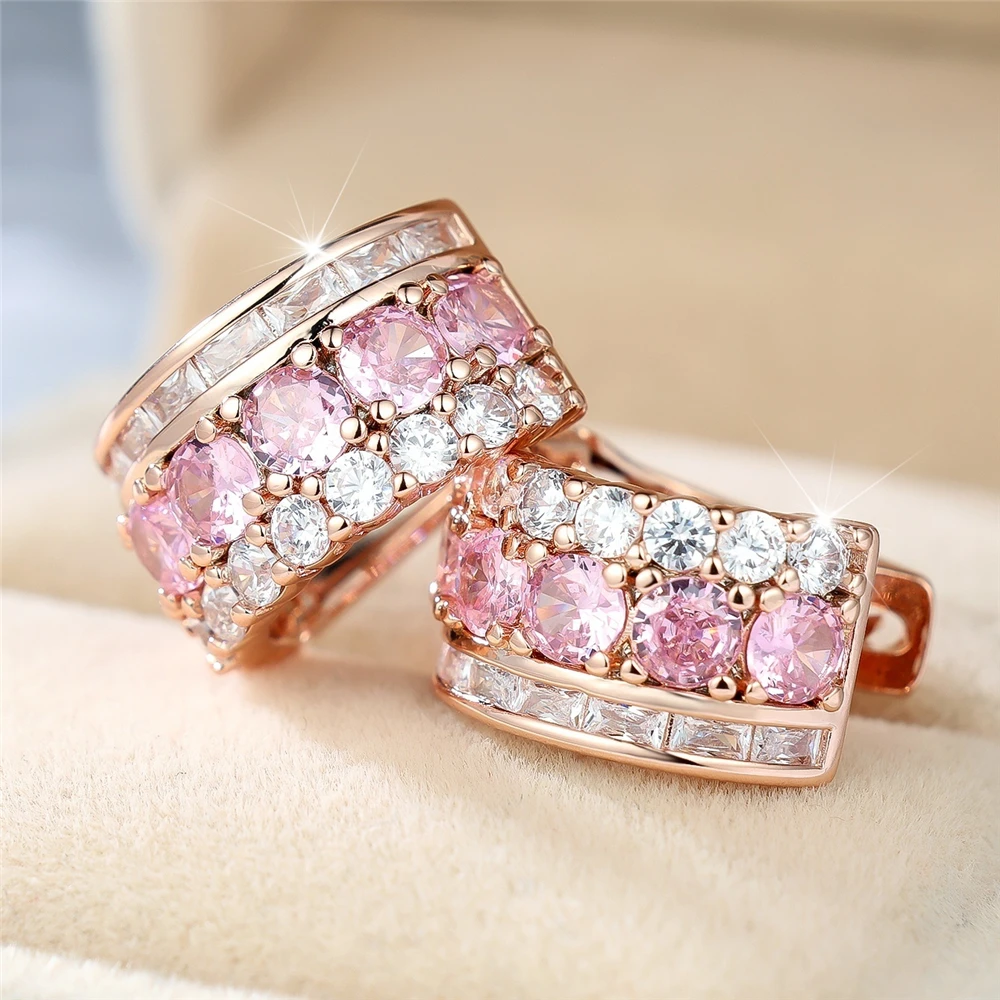 Elegantes pendientes de aro grandes y redondos, de color rosa y con pequeñas piedras de circonita blanca, de diseño moderno y a la moda, en color oro rosa, ideales como joya para bodas y para mujeres.