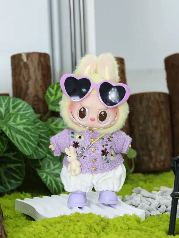 

Labubu сидящий пар фиолетовый свитер набор виниловых игрушек подвесное украшение первого или второго поколения 7 см мягкая кукла Plu одежда