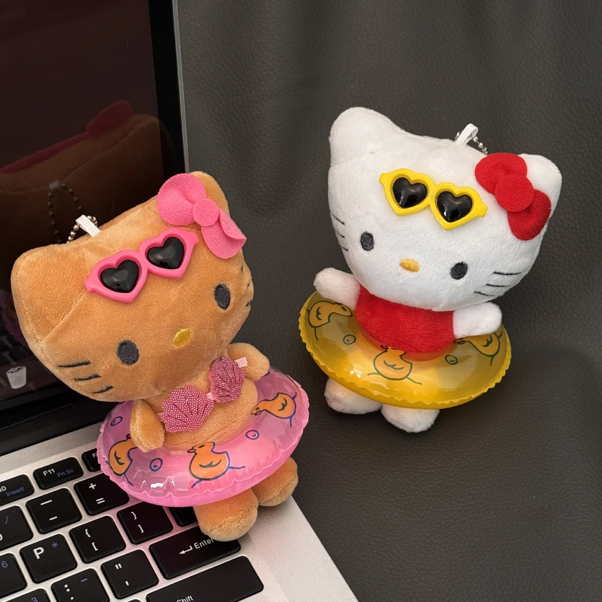 مرحبا كيتي السباحة الدائري أفخم قلادة دمية أنيمي Kt القط لطيف هاواي نمط قلادة ظهره الديكور فتاة هدية