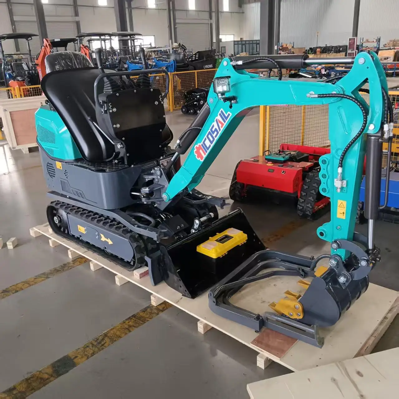 

The all-new tracked mini excavator is a multifunctional excavator with strong power suitable for earthmoving and farming