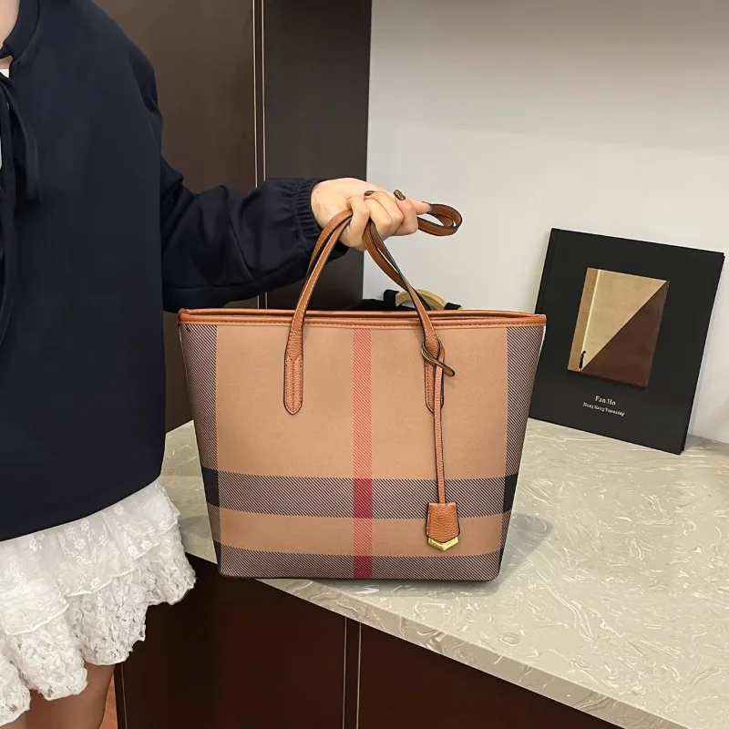 

Bespoke Sophisticated Tote Bag Generous Capacity Delicate Woven Accent Distinct Shape for Stylish Outings