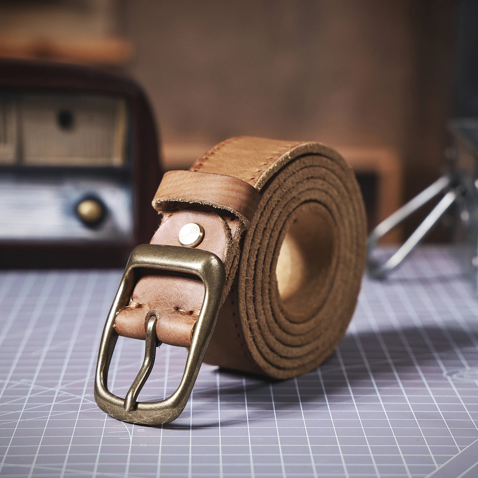 S.WORKER Vintage-Herren-Gürtel aus echtem Leder, Vollnarbenleder, lässiger, klassischer Jeansgürtel mit Messing-Dornschließe, Geschenkbox – Detail 15