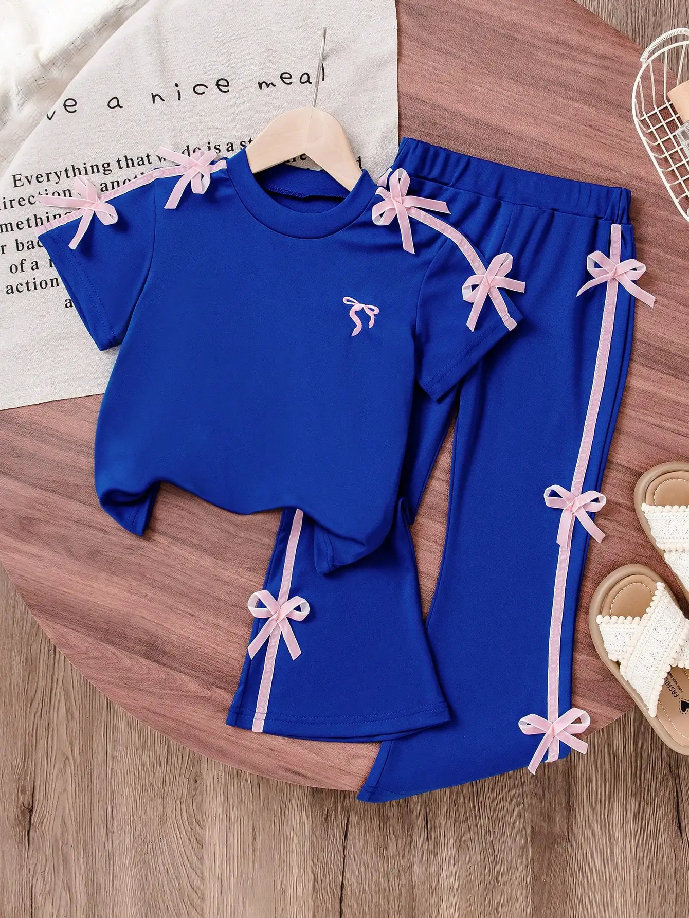 (5079) Süßes und cooles Mädchen-Set im Ballett-Stil, blaues Kurzarm-T-Shirt + Schlaghose, das Oberteil ist mit verspielten rosa Schleifen an den Schultern verziert, einfach und doch lebendig.