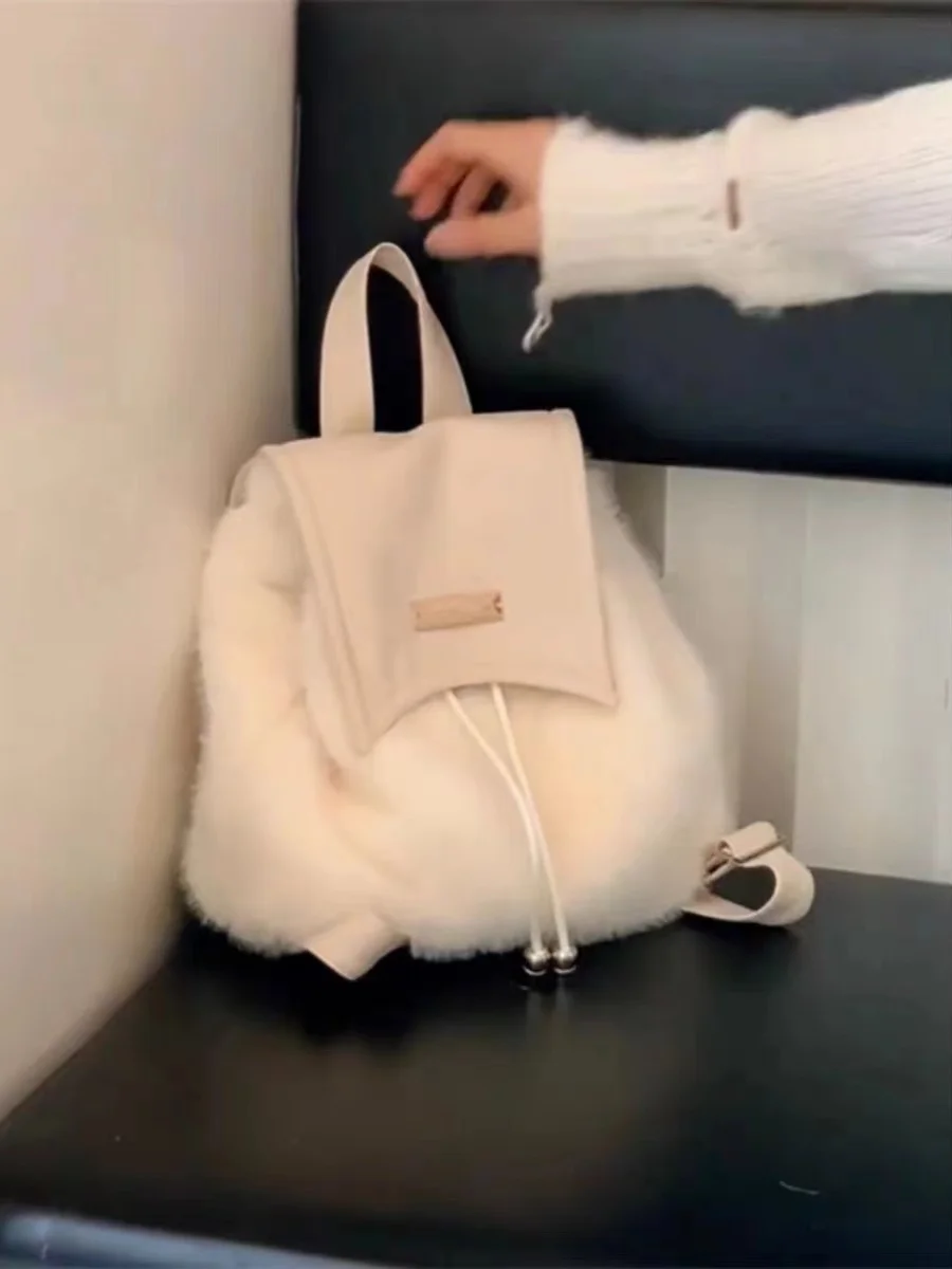 2025 Nova mochila branca de pelúcia para estudantes universitários no outono e inverno – bolsa de ombro peluda elegante versátil
