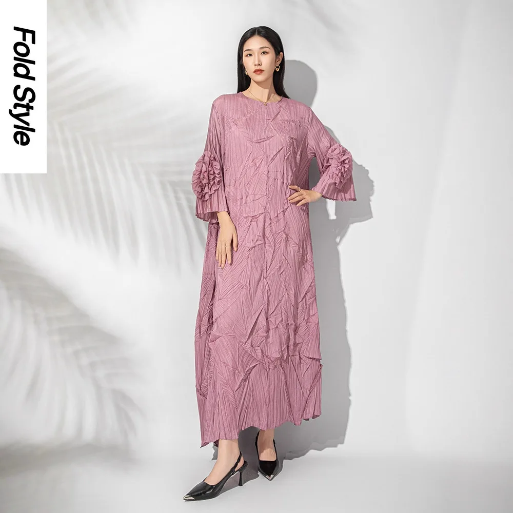 

2025 Autumn Clothes New Pleated Pleated Dress Women's Disc Flower Horn Sleeve Solid Color Round Neck Pullover Long Dress