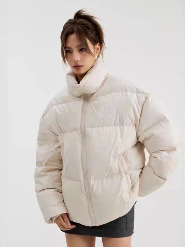 เสื้อแจ็คเก็ตดาวน์สั้นผู้หญิง กันฝน อุ่นหนา แต่งเพชร เสื้อพาร์กาสำหรับเดินป่า แฟชั่นฤดูหนาวลำลอง เสื้อโค้ททรงขนมปัง รุ่นใหม่ 2025