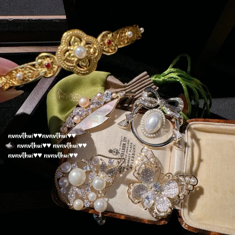 

Mermaid Tears Gourd Gemstone Pearl Tassel Brooch Colorful Fish Princess Plating18KGold Mother-of-Pearl and Zircon Leaf Brooch