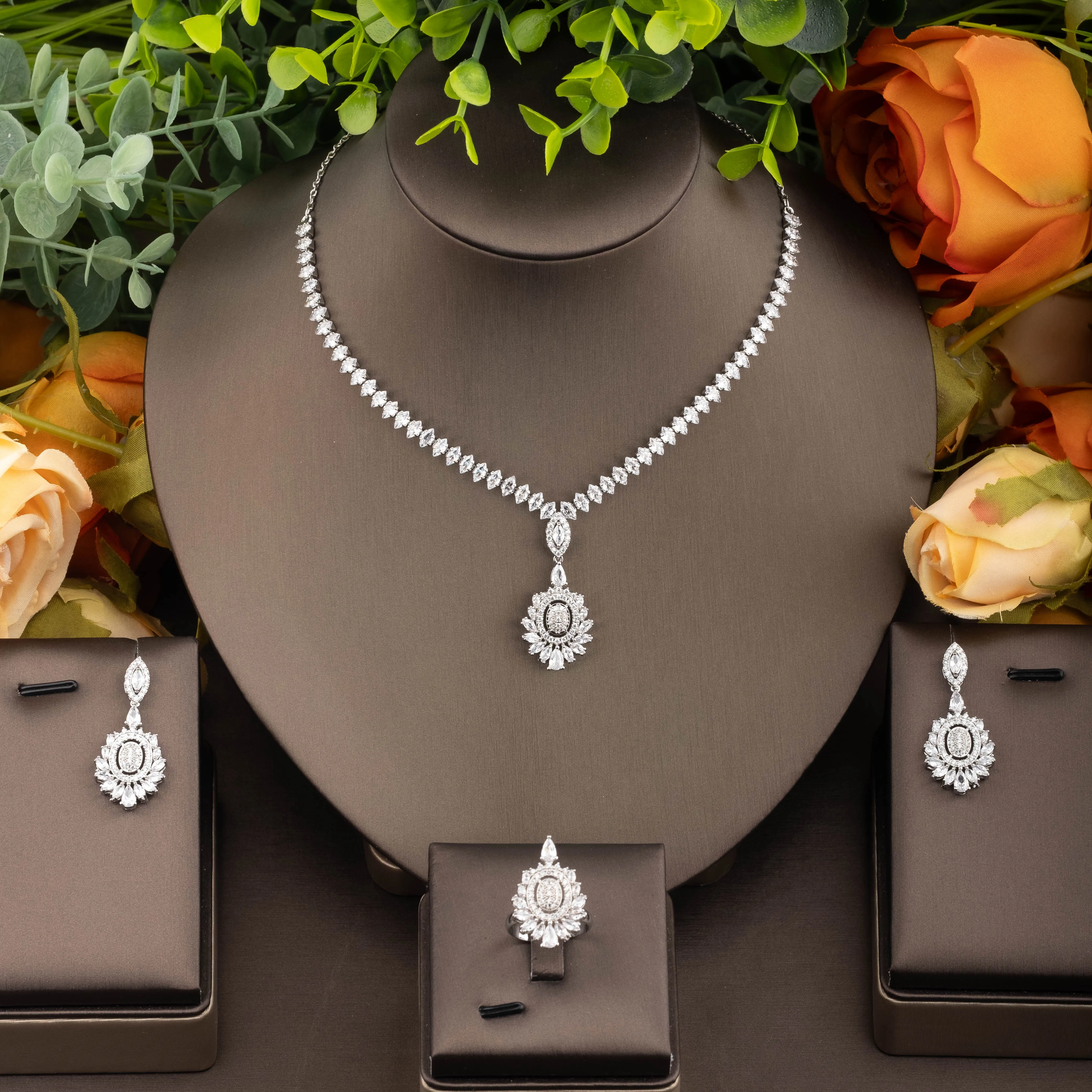

1 Set of Luxurious Inlaid Cubic Zirconia Hollow Round Pendant Set Suitable for Women to Wear at Banquets and Parties. Gift Box Not Included