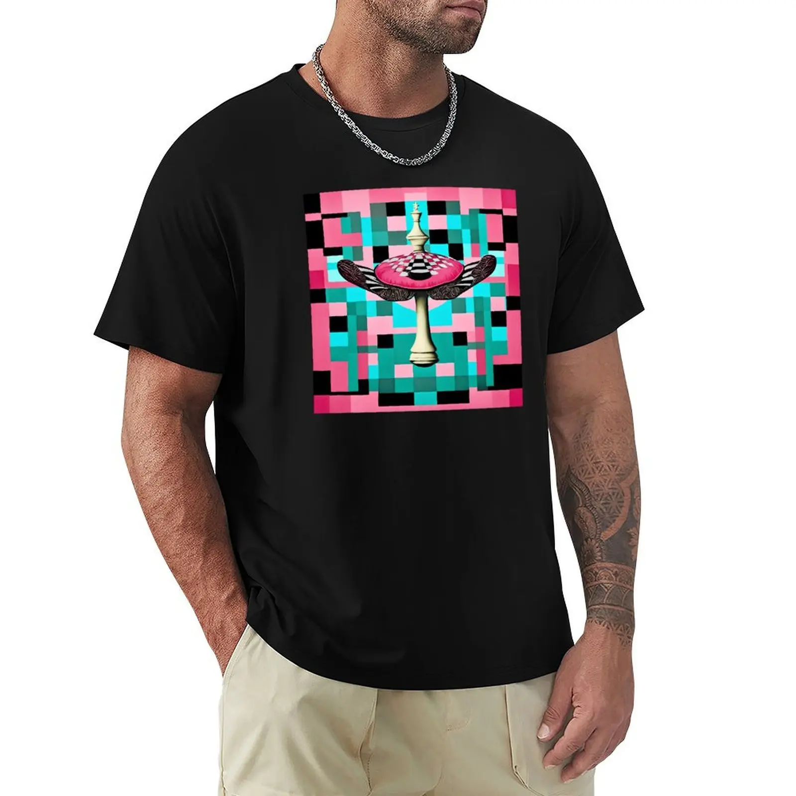 Des agarics mouches d’une beauté fantastique sur fond de motifs en damier bleu et de turquoise. Champignons. T-Shirt