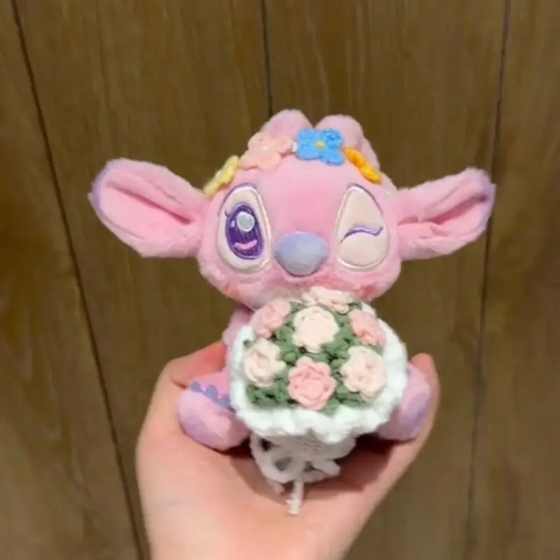 

Disney Stitch Angel Сидящая поза Отражающие цветы Плюшевые мягкие игрушки Вязаная декоративная кукла ручной работы Рюкзак для девочек Игрушка