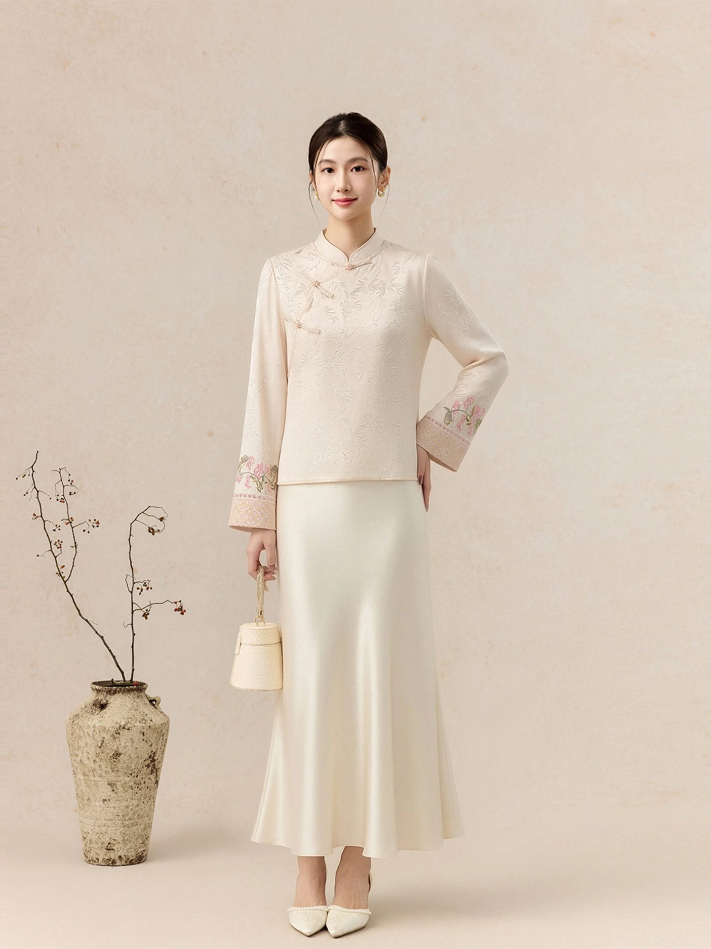 

Новый комплект в китайском стиле из двух предметов: женский летний топ с вышивкой и юбка из ацетата, модная повседневная одежда для женщин среднего возраста, коллекция 2026 года