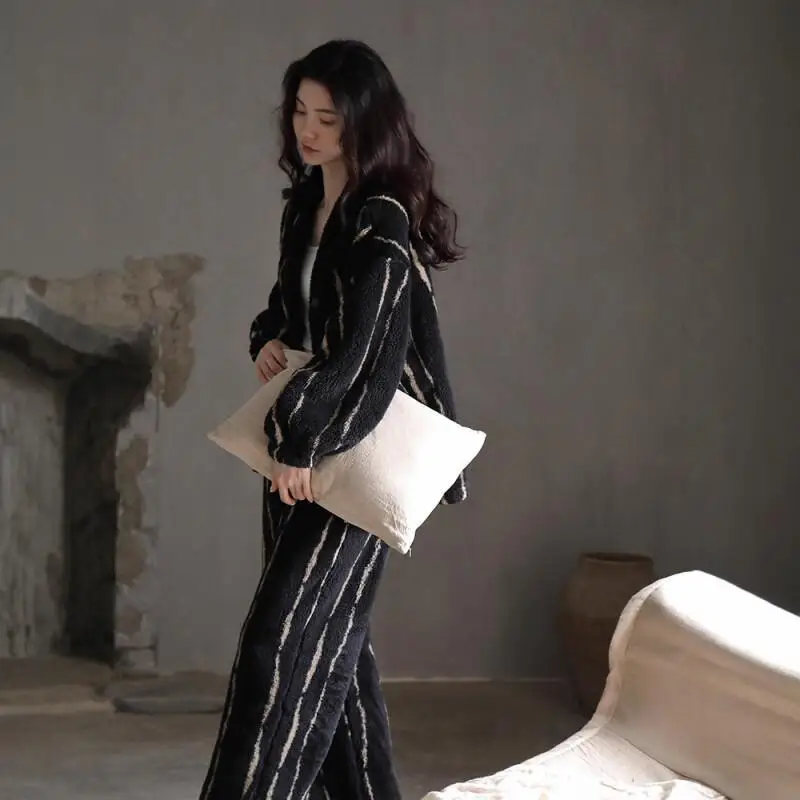 Pijamas femininos novo modelo outono inverno coral velo forrado de lã engrossar confortável pijamas flanela homewear preto com decote em v