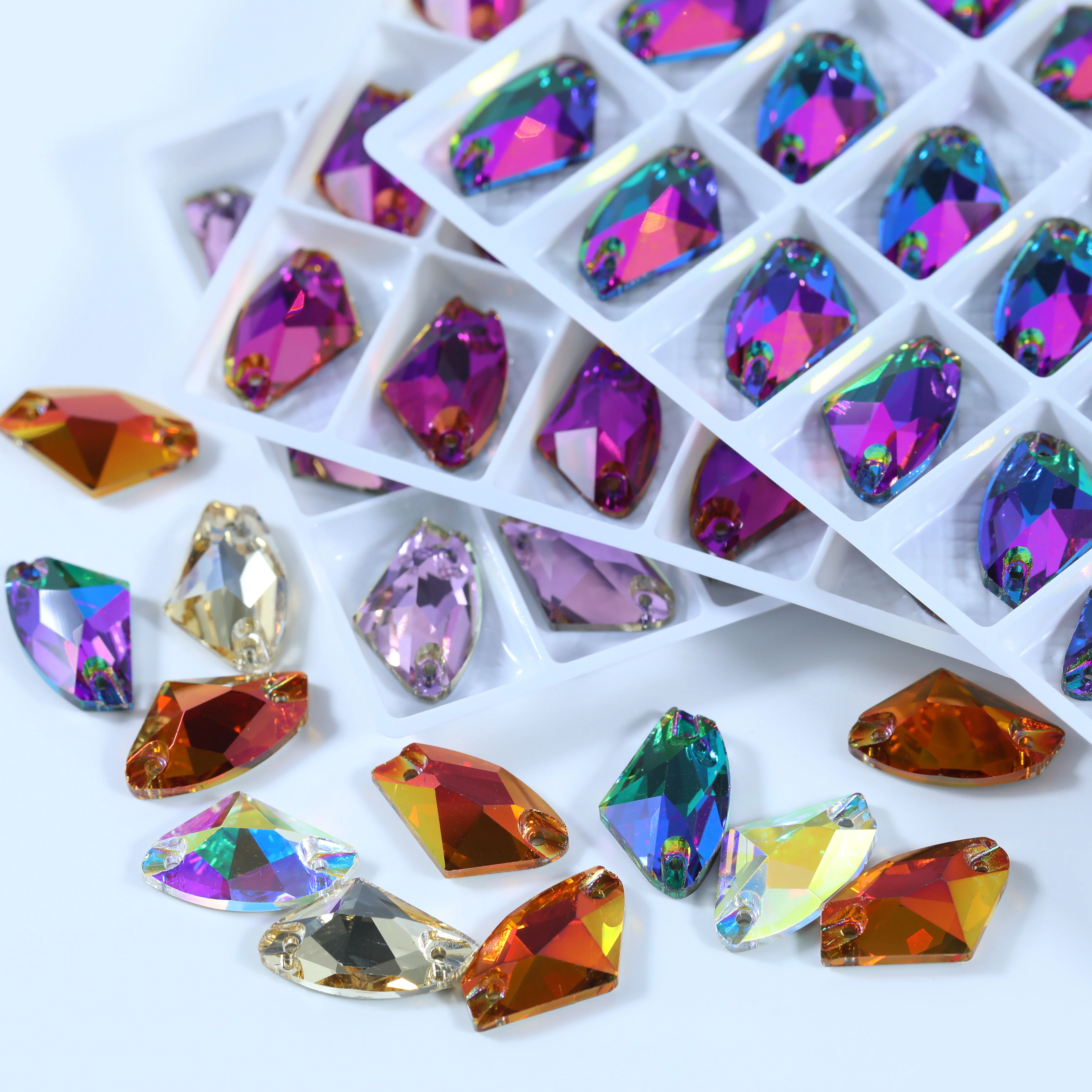 Premium Glaskristall Weiß Beschichtete Galaktische Aufnähsteine 3256 Funkelnde Strasssteine für Nagelkunst, Kleidung, DIY, Taschen, Schuhe, Handyhüllen – Detail 4