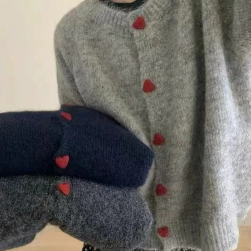 

Коллекция осень/зима 2025, женский темно-серый вязаный кардиган, мягкий и теплый, с манжетами на пуговицах в форме сердца