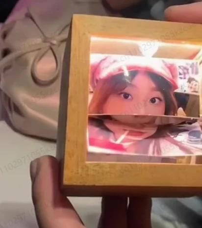 

Светящиеся воспоминания: фотоальбом с ручным приводом и светодиодной подсветкой. Уникальная идея подарка на День святого Валентина 2025 года.